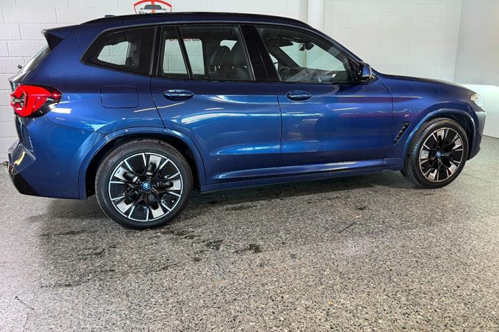 Blå BMW iX3 fra 2023
