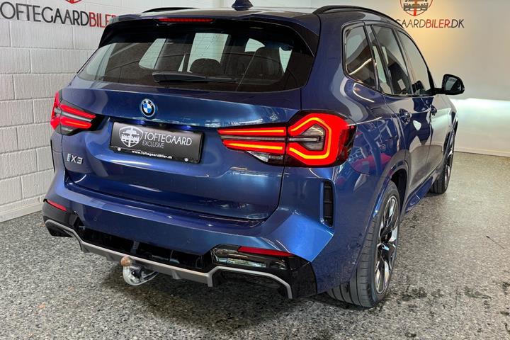 Blå BMW iX3 fra 2023