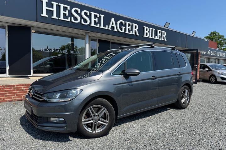 Grå VW Touran fra 2017 set udefra