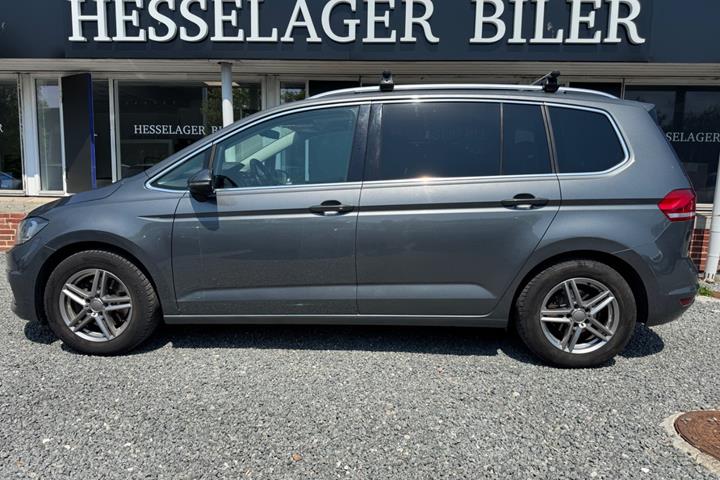 Grå VW Touran fra 2017