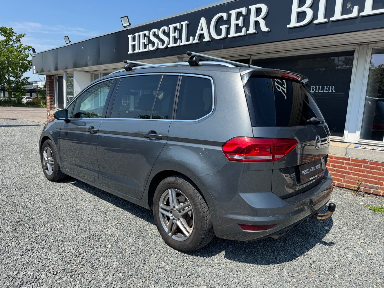 Grå VW Touran fra 2017