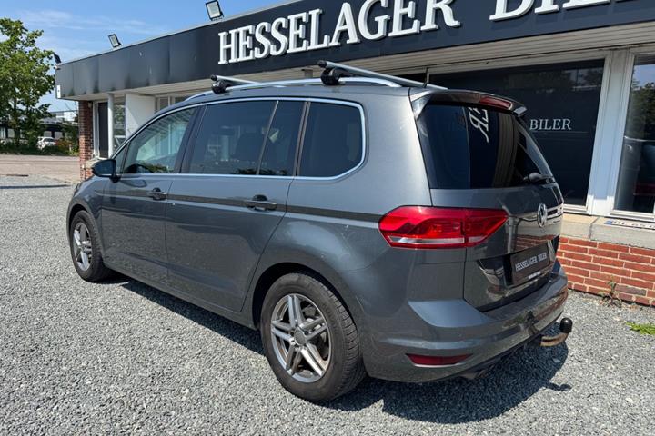 Grå VW Touran fra 2017