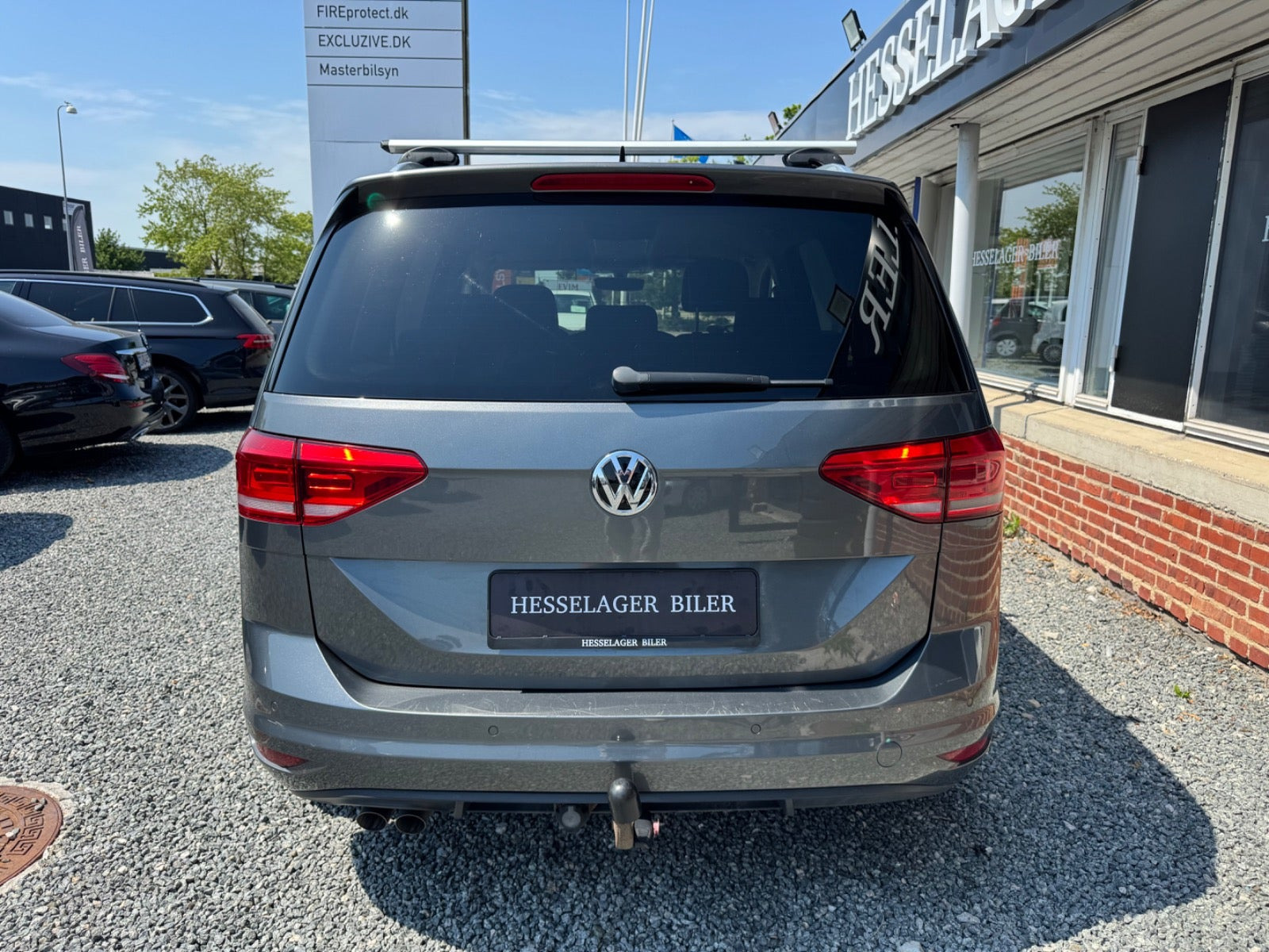 Grå VW Touran fra 2017