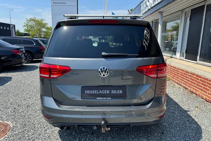 Grå VW Touran fra 2017