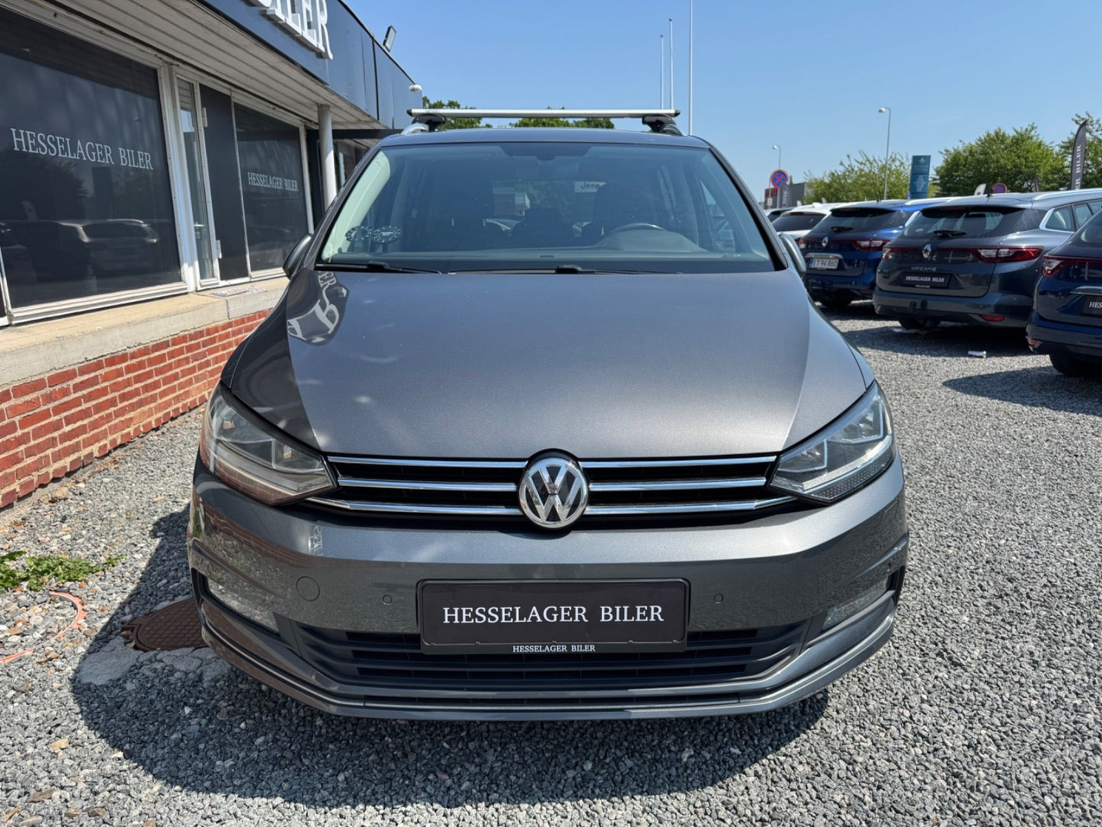 Grå VW Touran fra 2017
