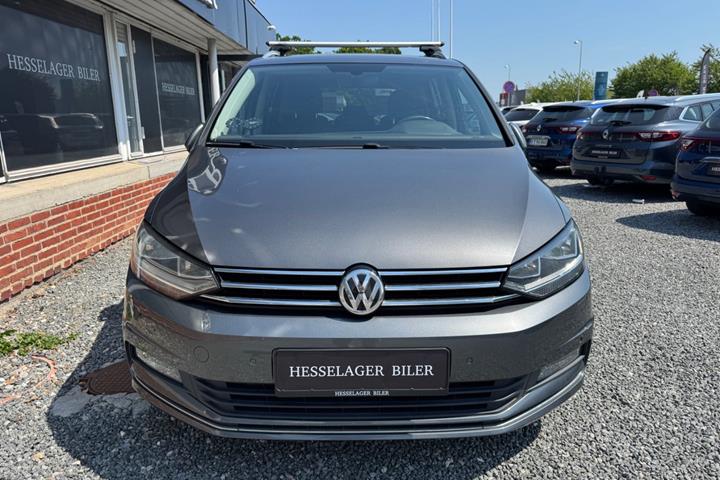 Grå VW Touran fra 2017