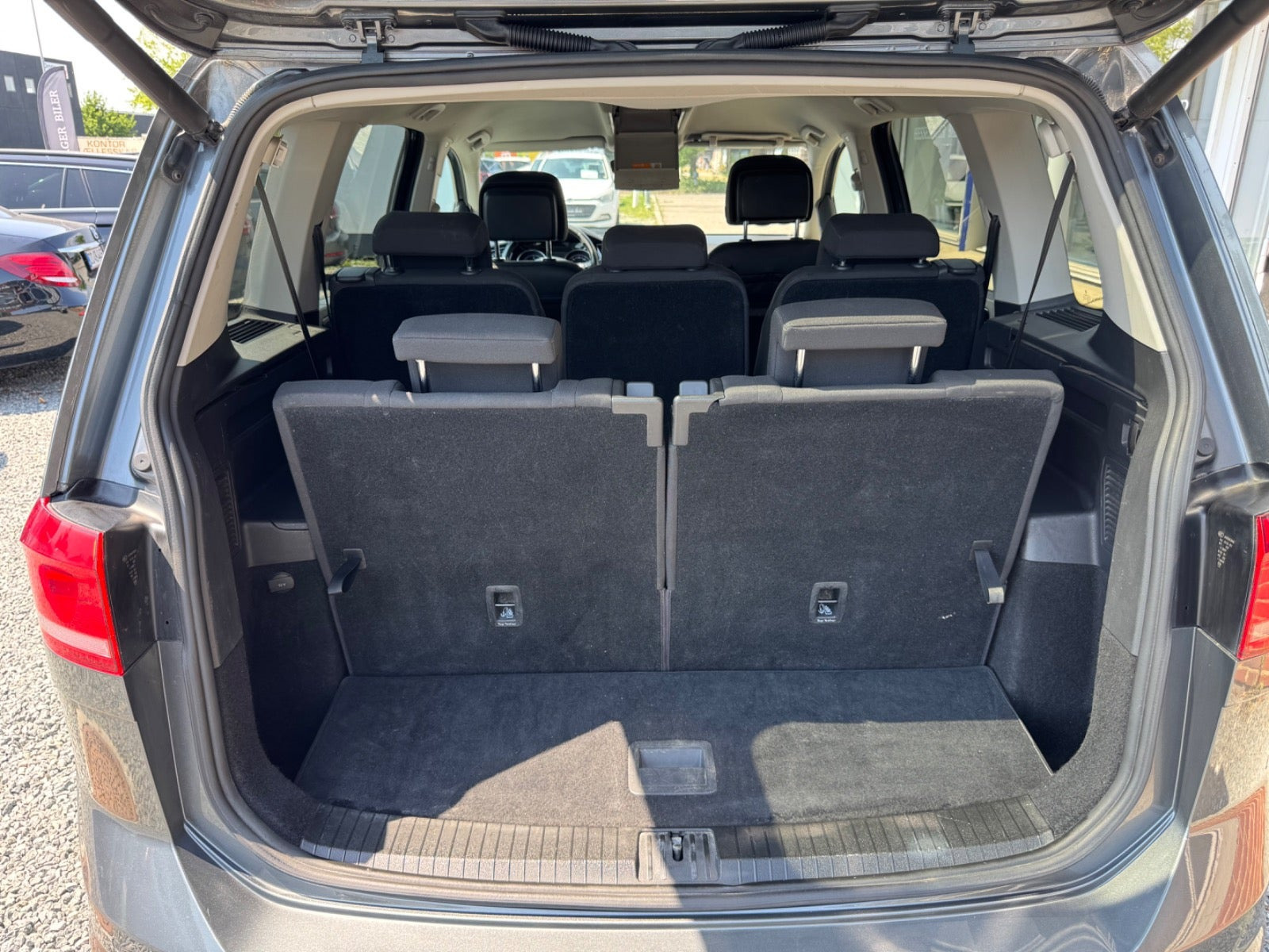 Grå VW Touran fra 2017