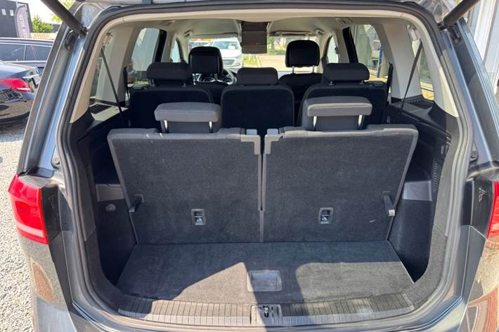 Grå VW Touran fra 2017
