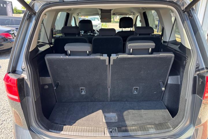 Grå VW Touran fra 2017
