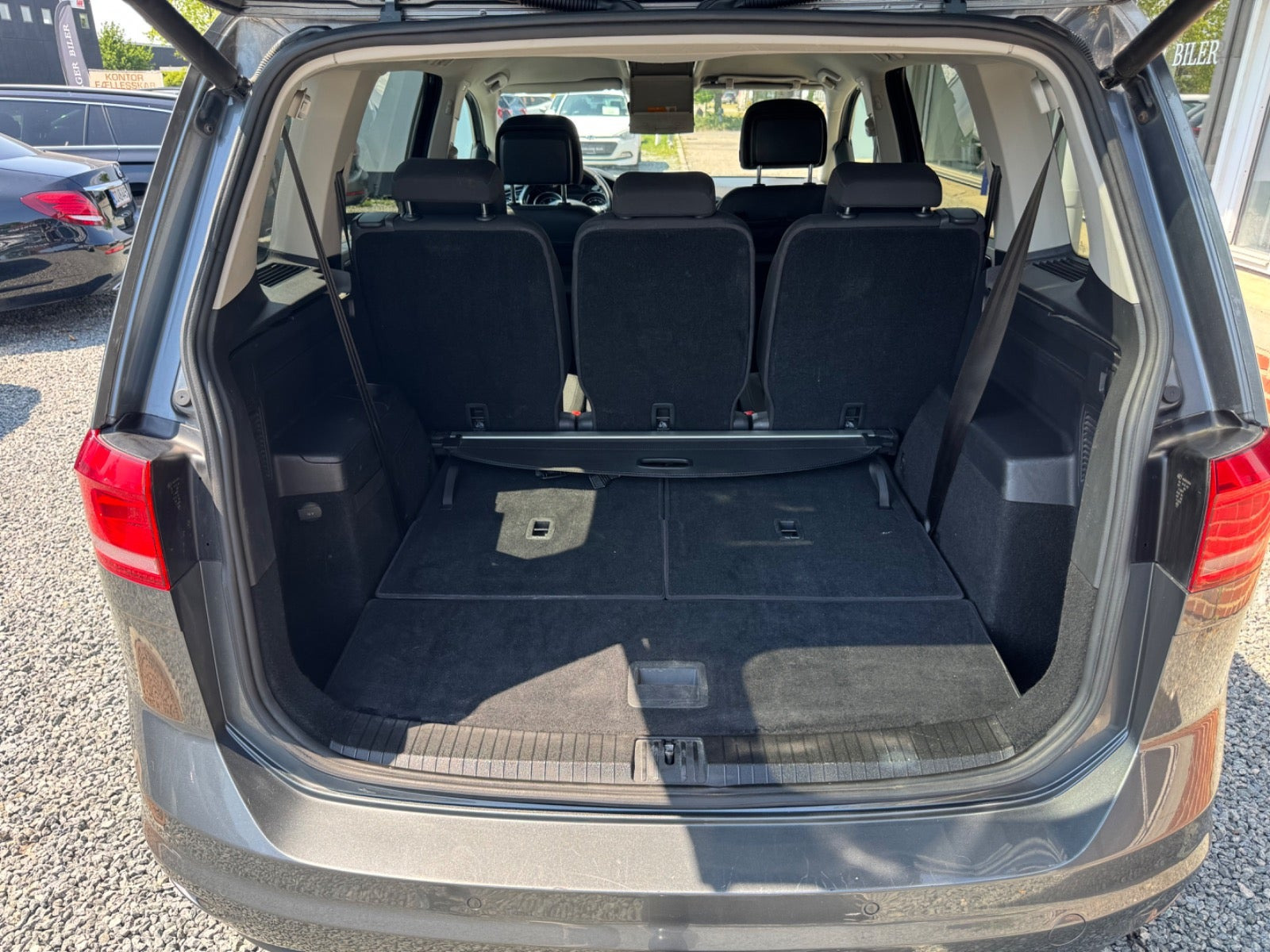 Grå VW Touran fra 2017
