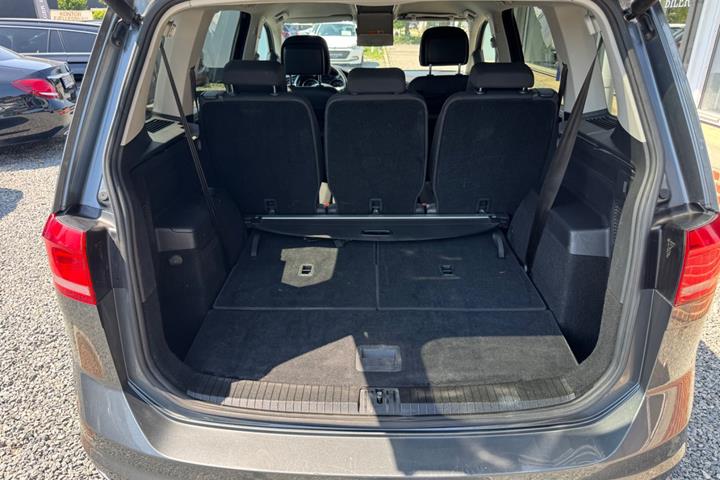 Grå VW Touran fra 2017
