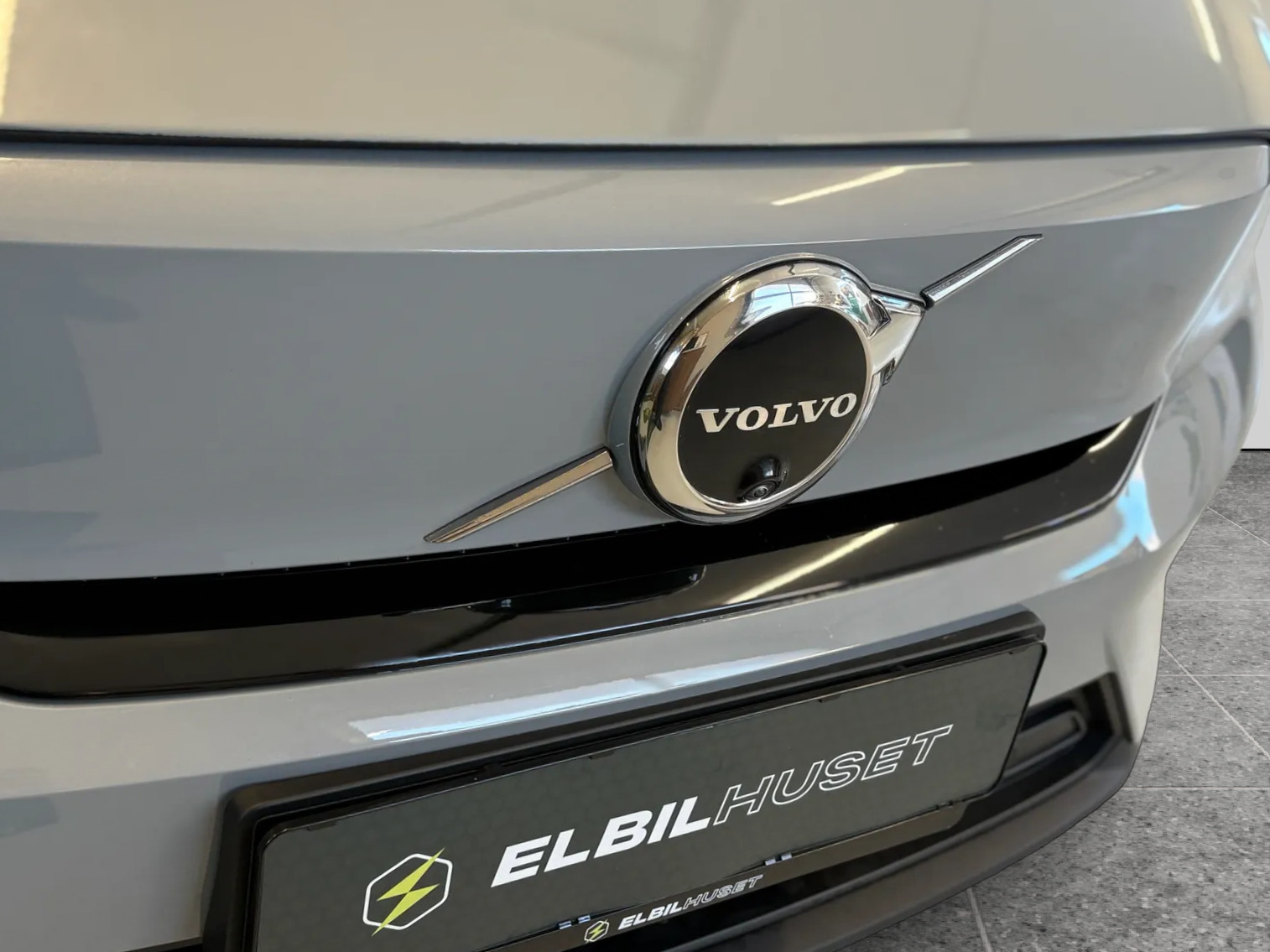 Grå Volvo EX40 fra 2025