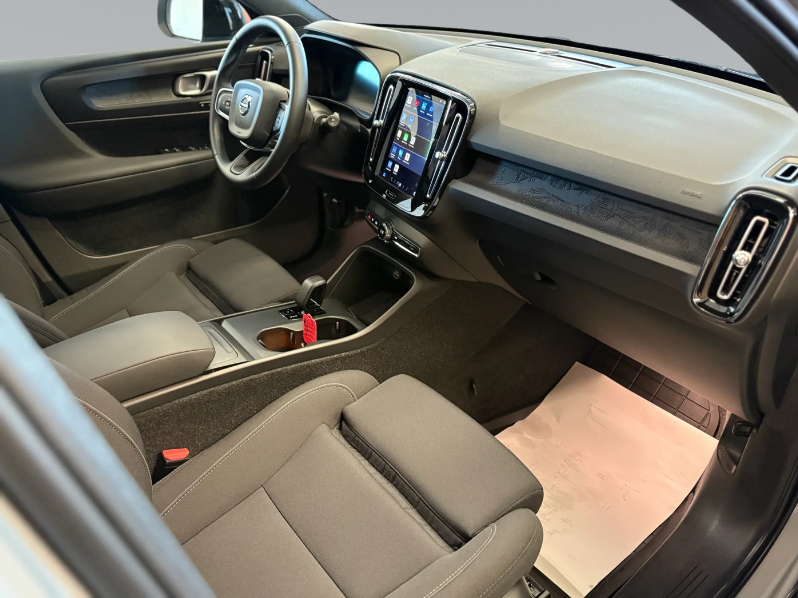Grå Volvo EX40 fra 2025