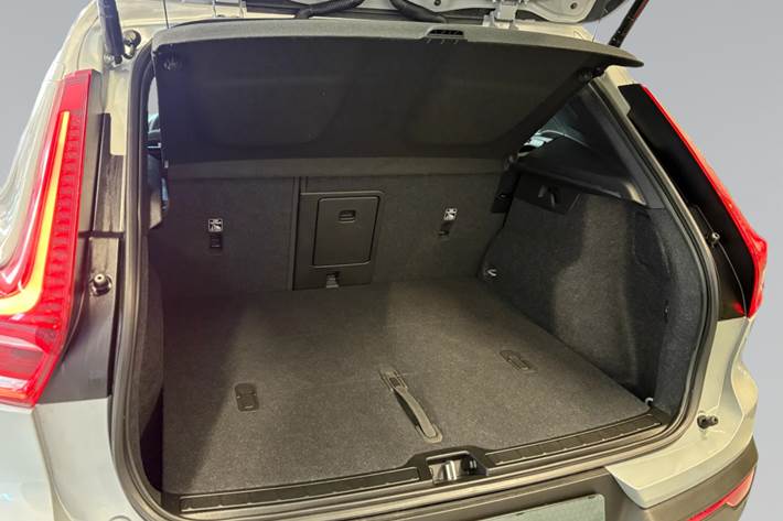 Grå Volvo EX40 fra 2025