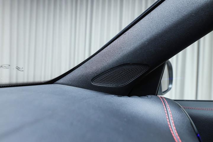 Hvid Mercedes EQB350 fra 2023