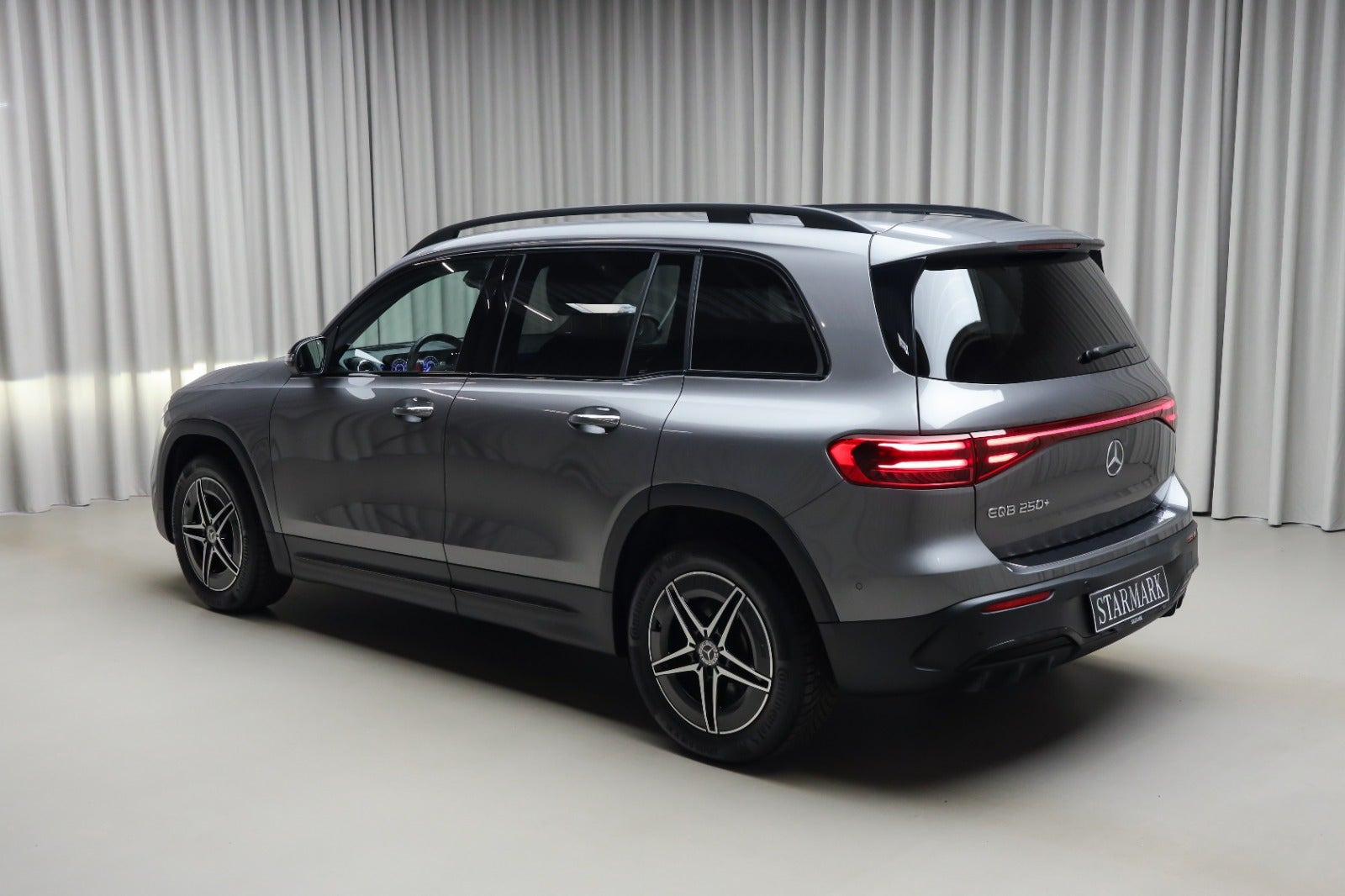 Grå Mercedes EQB250+ fra 2026