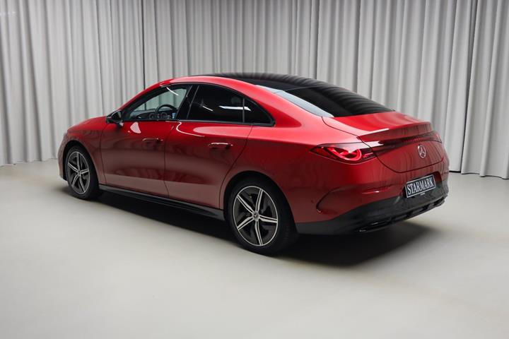Rød Mercedes CLA250+ fra 2025