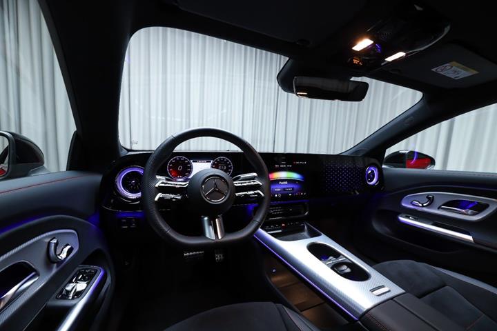 Rød Mercedes CLA250+ fra 2025