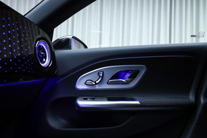 Rød Mercedes CLA250+ fra 2025