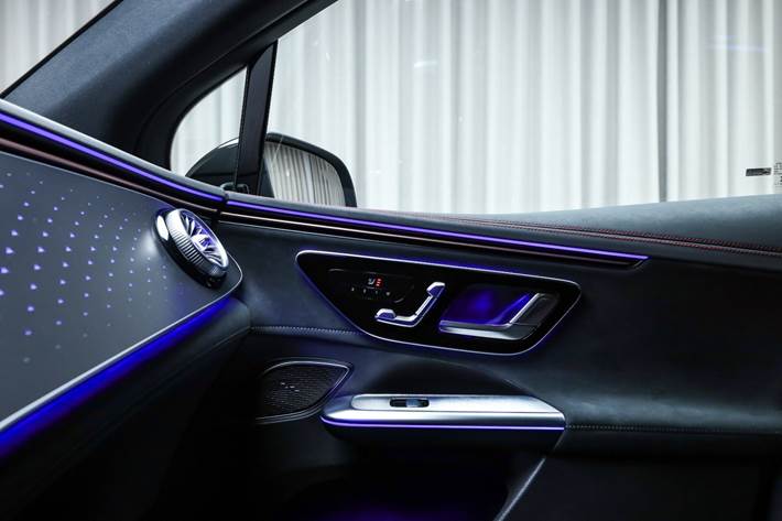 Grå Mercedes EQE350 SUV fra 2025