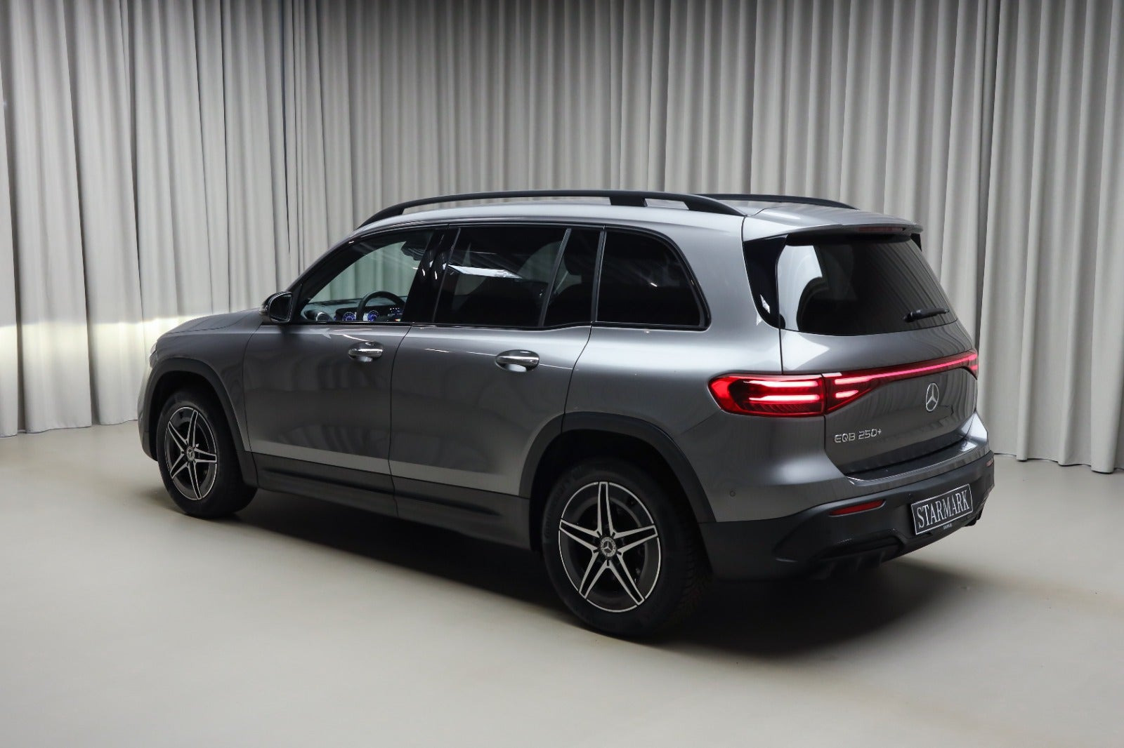Grå Mercedes EQB250+ fra 2026