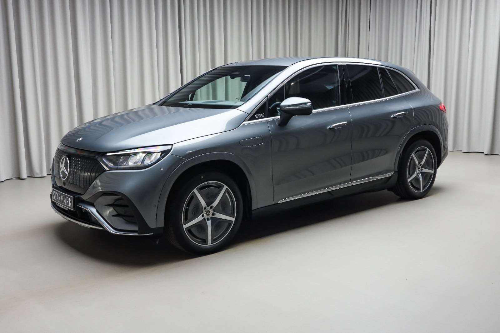Grå Mercedes EQE350 SUV fra 2025