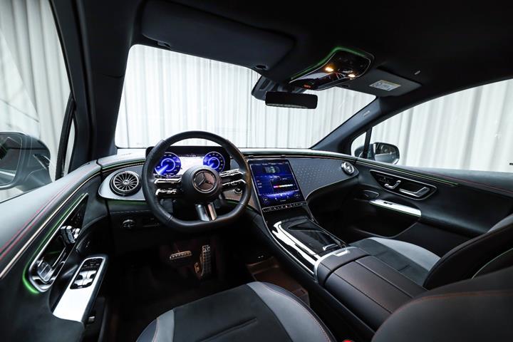 Grå Mercedes EQE350 SUV fra 2025