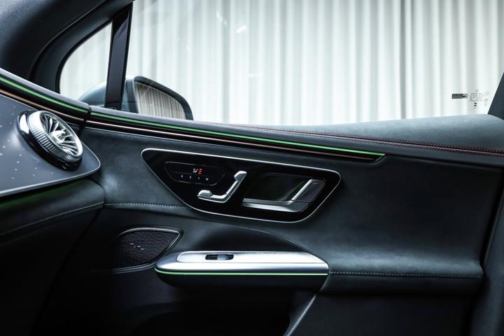 Grå Mercedes EQE350 SUV fra 2025
