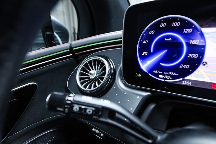 Grå Mercedes EQE350 SUV fra 2025
