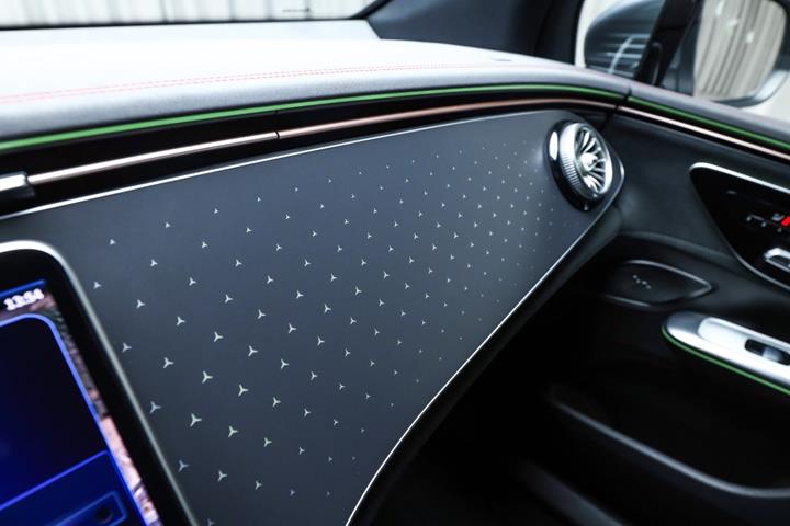 Grå Mercedes EQE350 SUV fra 2025