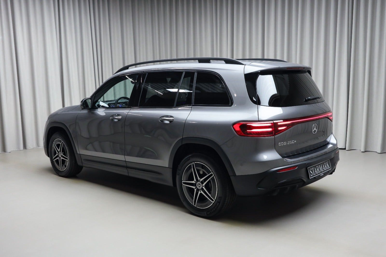 Grå Mercedes EQB250+ fra 2026