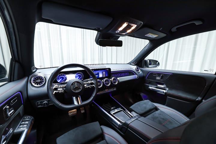 Grå Mercedes EQB250+ fra 2026