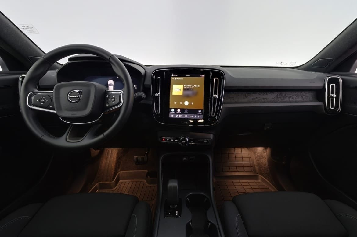 Sølv Volvo EX40 fra 2025