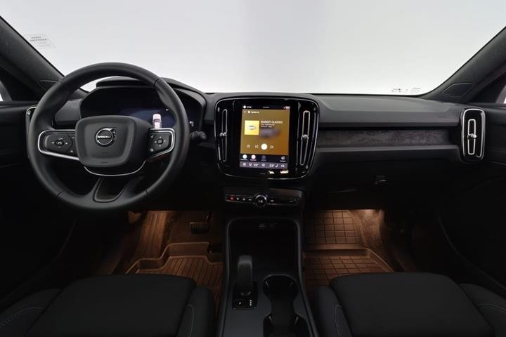 Sølv Volvo EX40 fra 2025