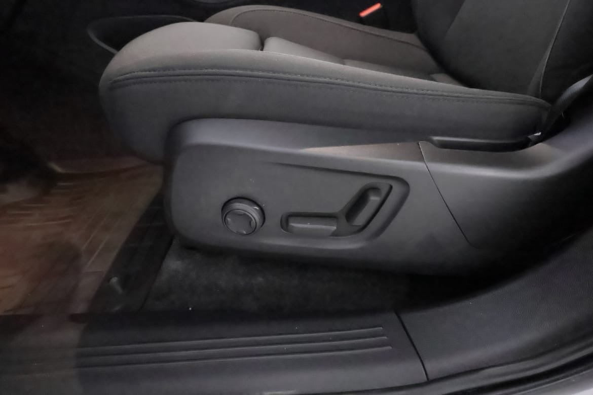 Sølv Volvo EX40 fra 2025