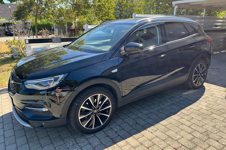 Sort Opel Grandland X fra 2021 set udefra
