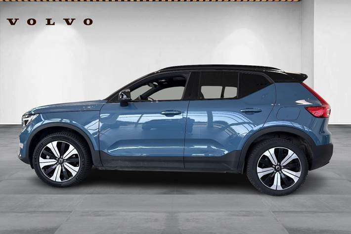 Blå Volvo XC40 fra 2023