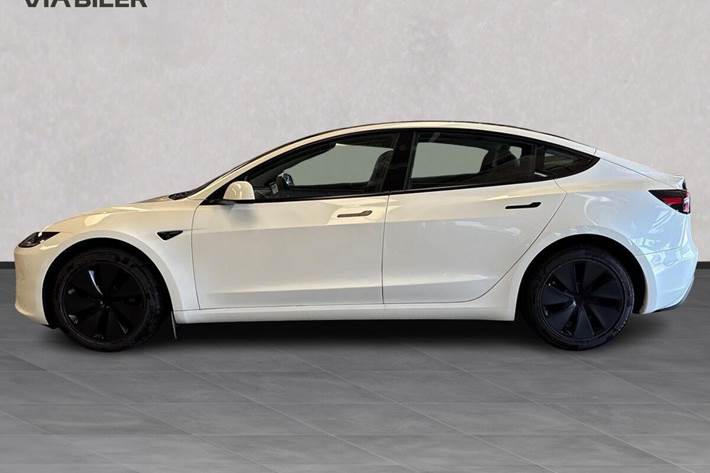 Hvid Tesla Model 3 fra 2024