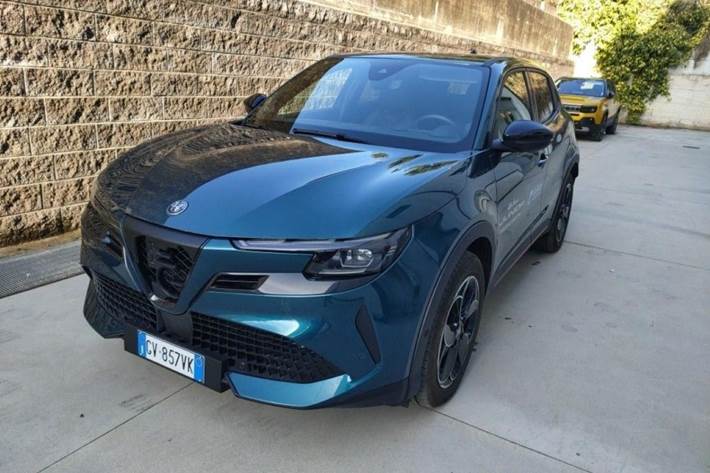 Blå Alfa Romeo Junior fra 2024