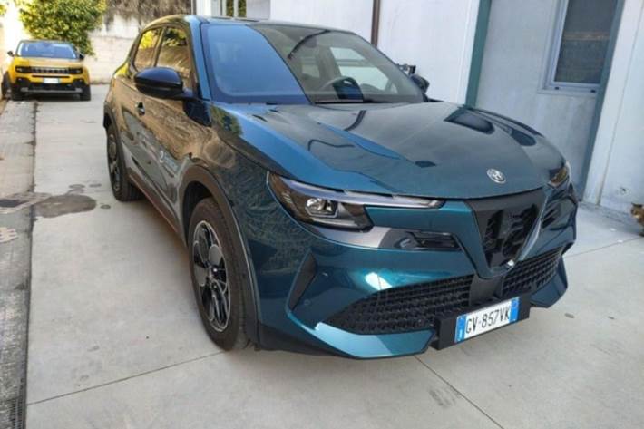 Blå Alfa Romeo Junior fra 2024