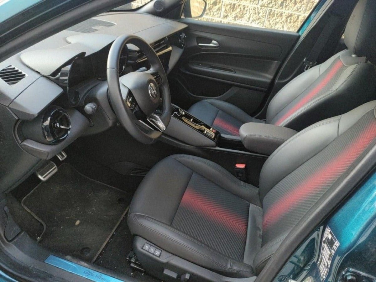 Blå Alfa Romeo Junior fra 2025