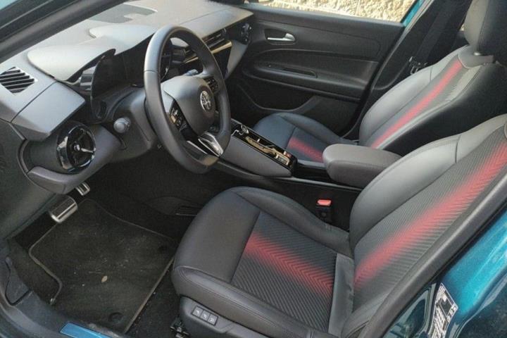 Blå Alfa Romeo Junior fra 2025