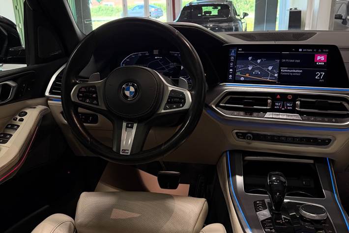 Blå BMW X5 fra 2020