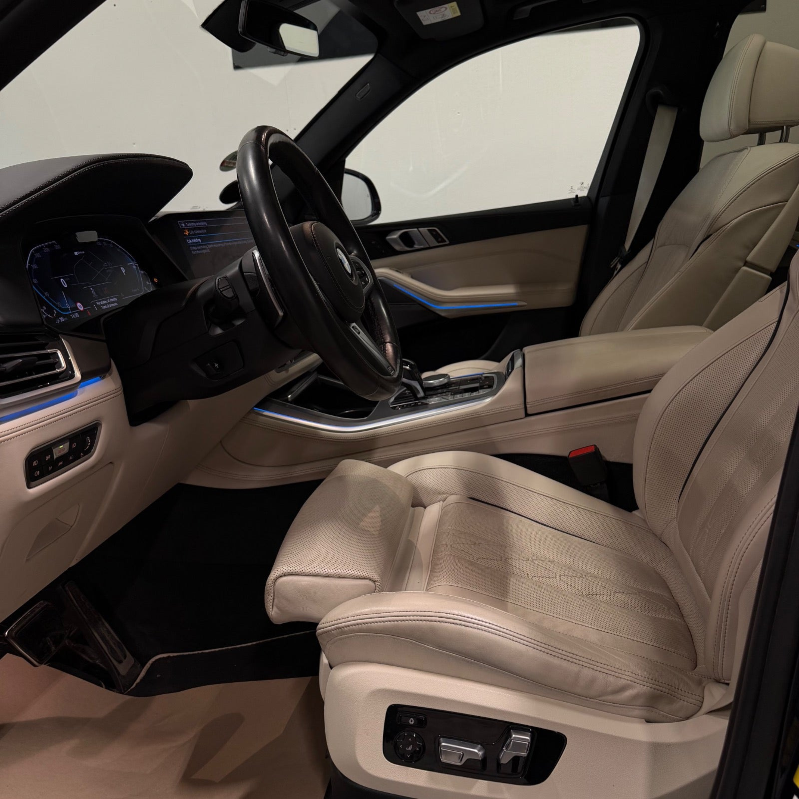 Blå BMW X5 fra 2020