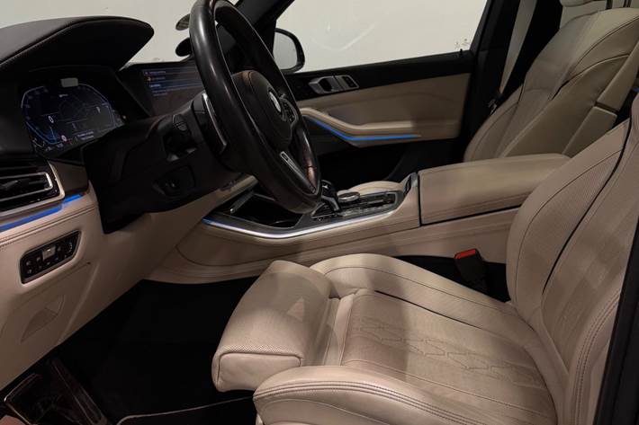 Blå BMW X5 fra 2020