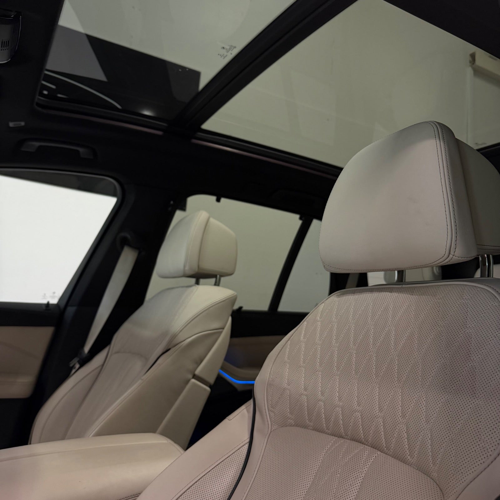 Blå BMW X5 fra 2020