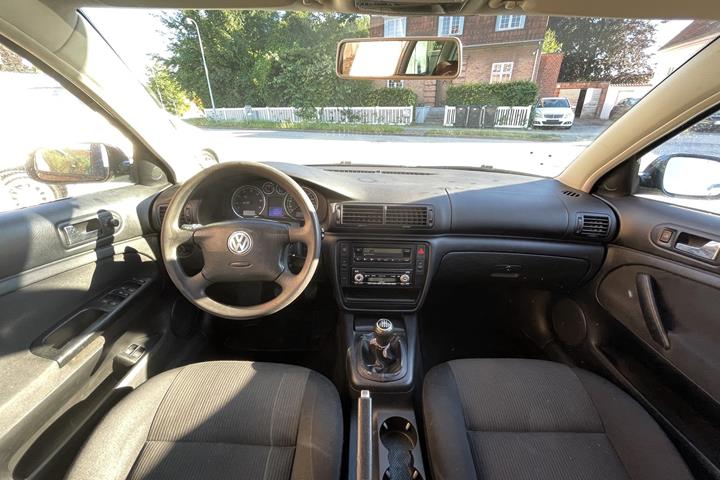 Sort VW Passat fra 2003