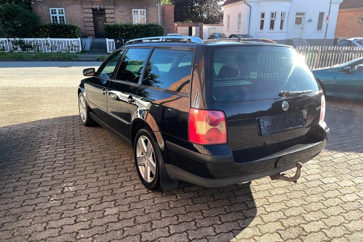 Sort VW Passat fra 2003