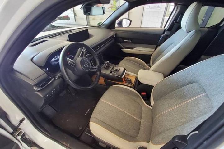 Hvid Mazda MX-30 fra 2023