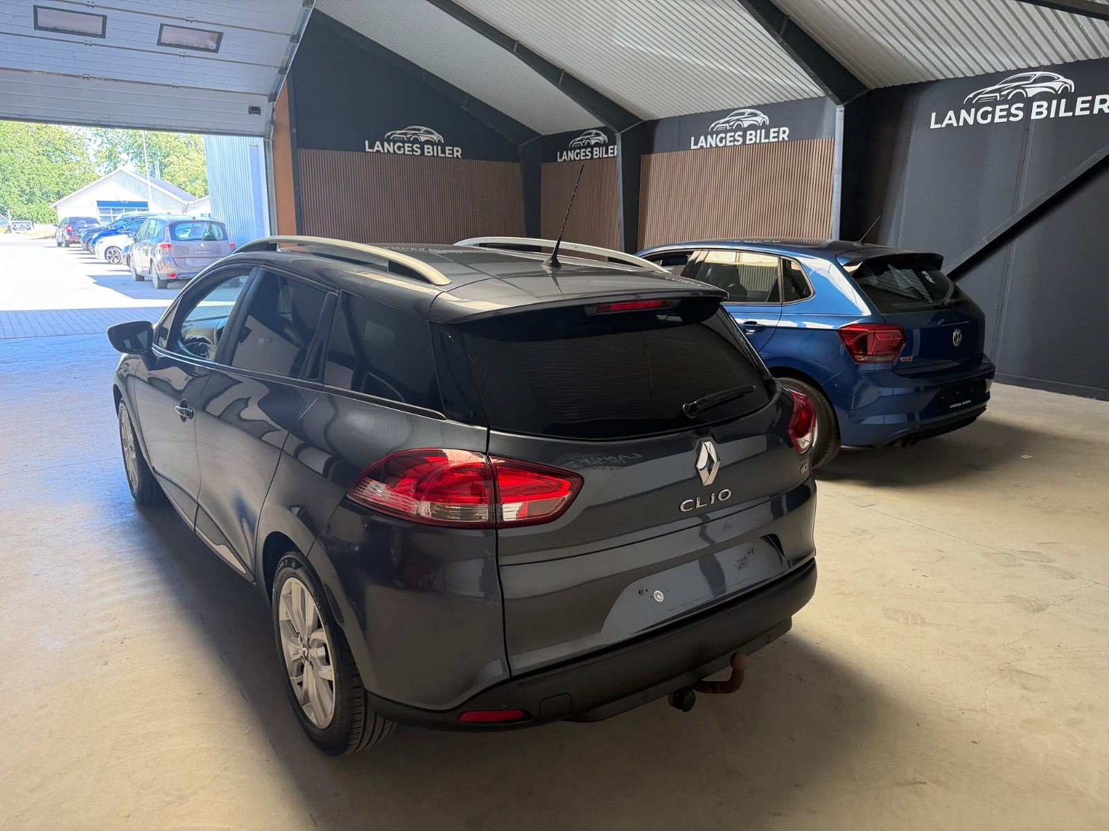 Grå Renault Clio IV fra 2016